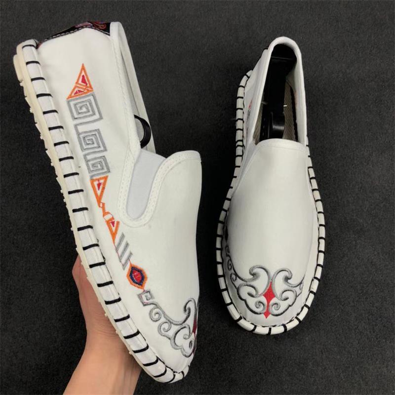 Dragon embroidered cloth shoes